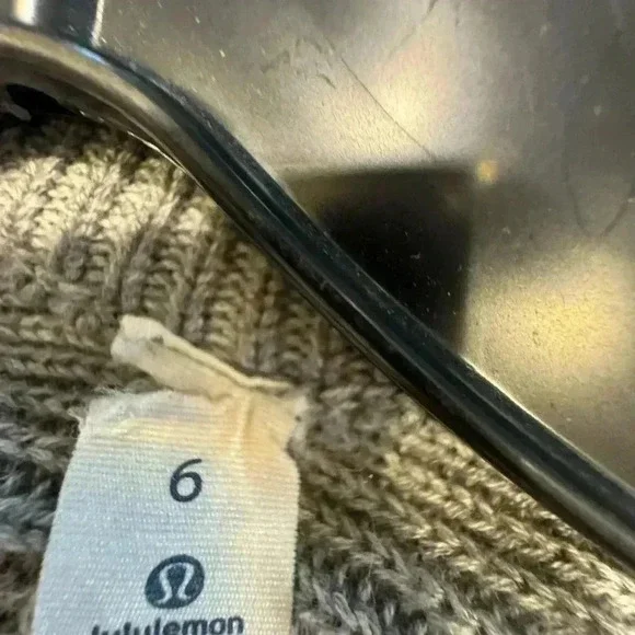Lululemon women gray knit sweater thumb holes curved hem size 6 perfect! - Picture 11 of 15